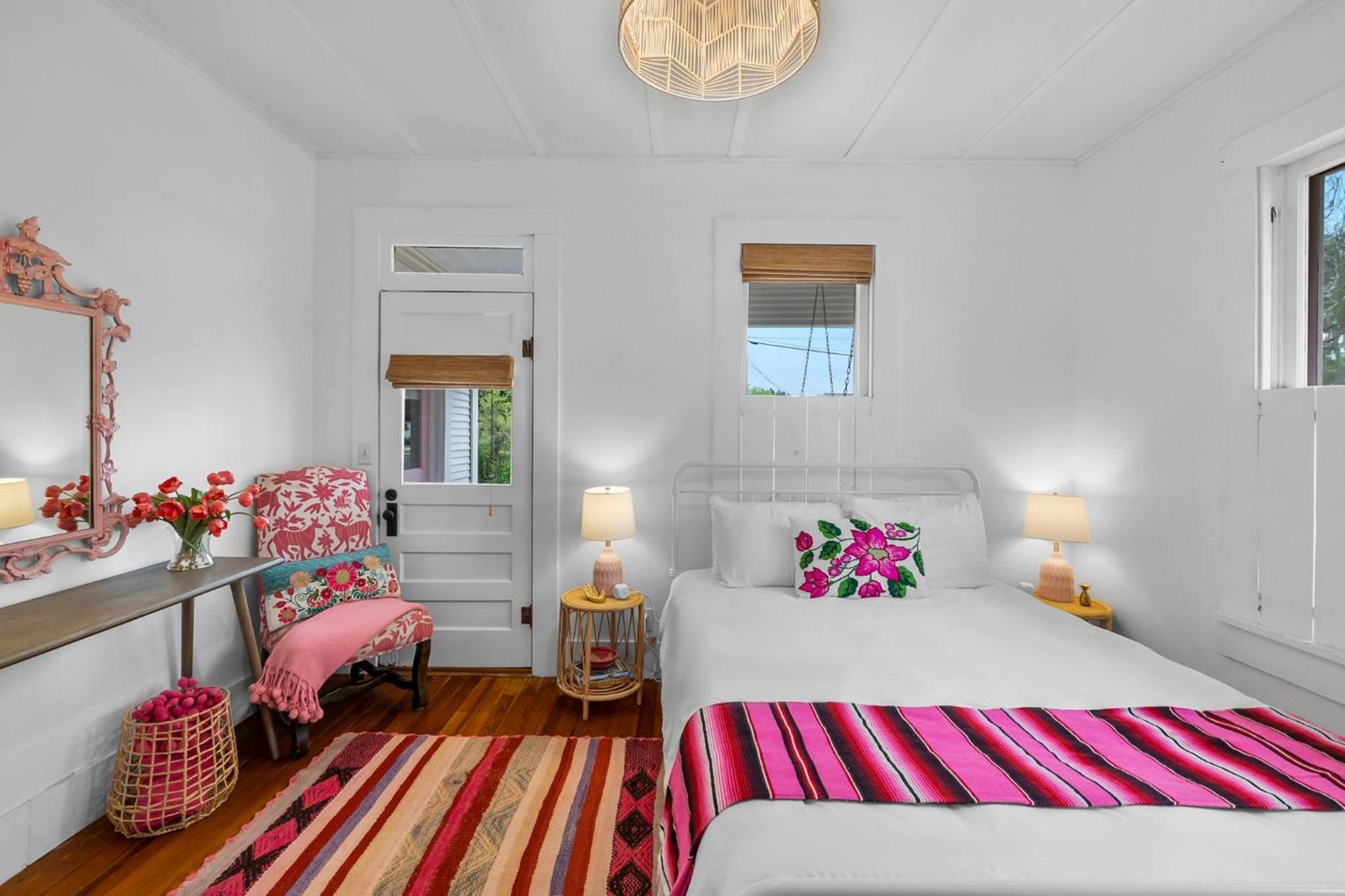 Pink Duchess - Mins To Main Hot Tub & Fire Pit Villa Фредериксбург Екстериор снимка