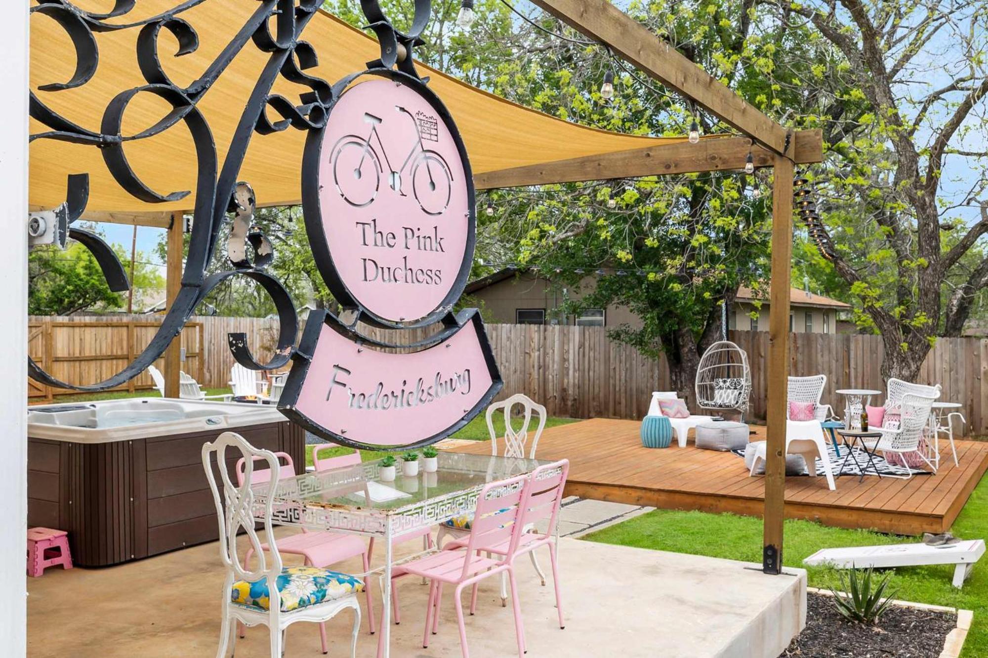 Pink Duchess - Mins To Main Hot Tub & Fire Pit Villa Фредериксбург Екстериор снимка